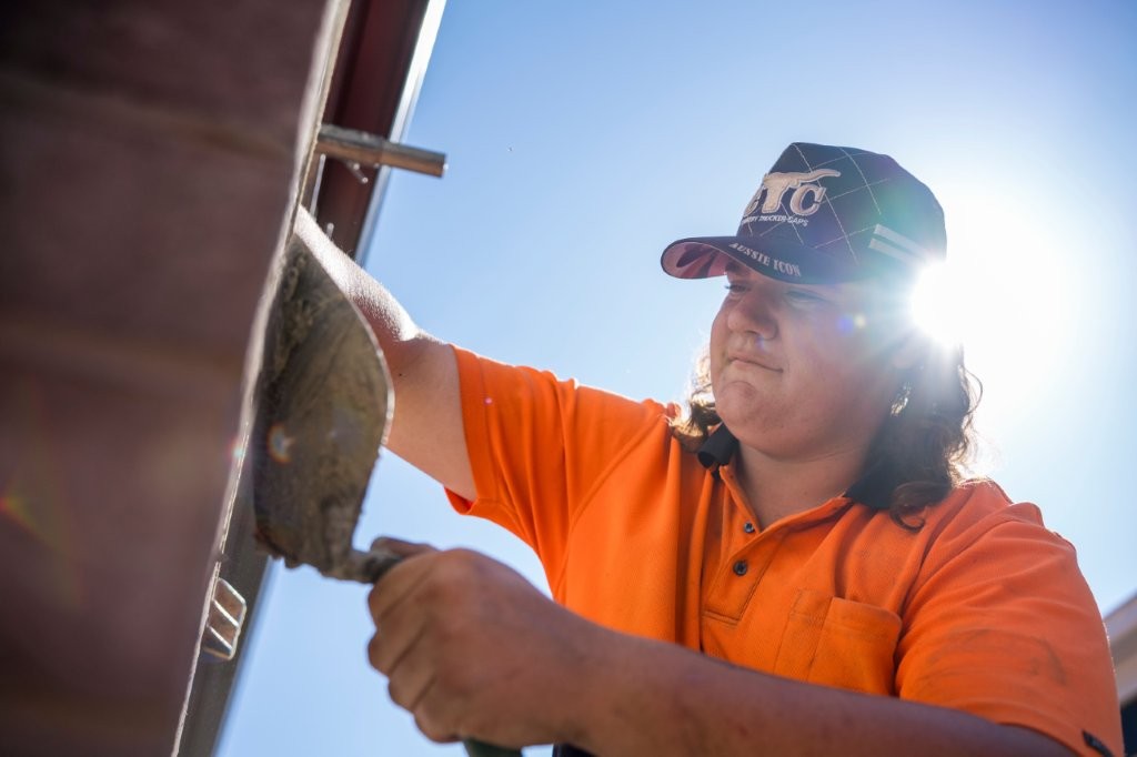 Image of a bricklayer working in the sun.